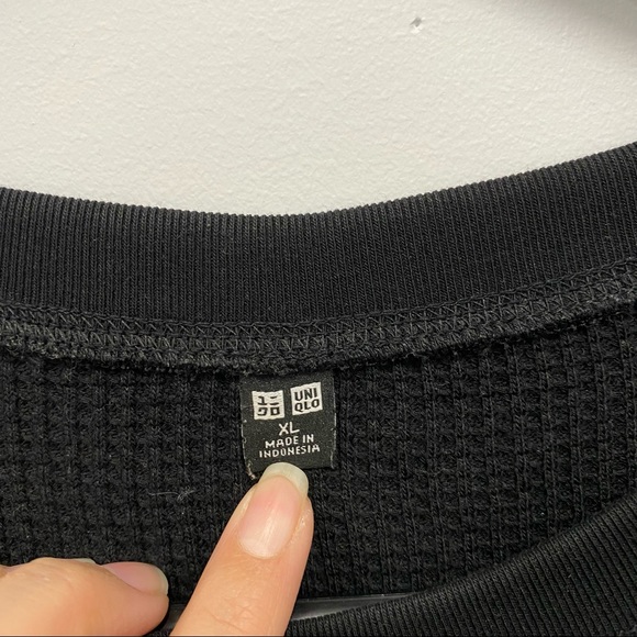 UNIQLO LONG BLACK SLEEVE SWEATER/ PULL OVER - Picture 3 of 7